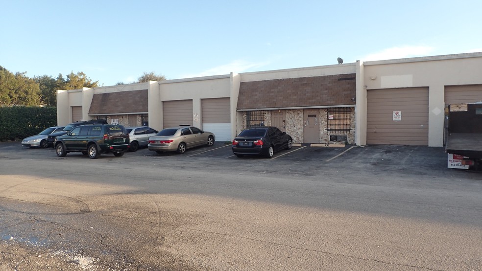 216 NE 33rd St, Oakland Park, FL for lease - Building Photo - Image 1 of 13