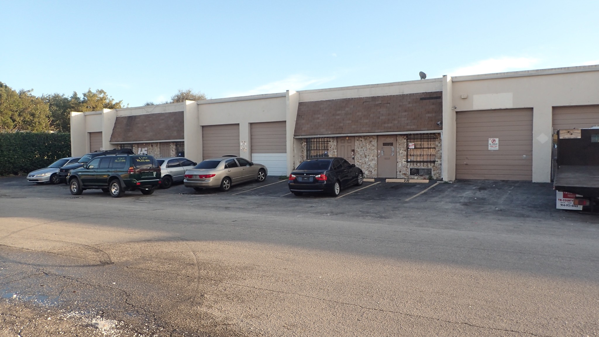 216 NE 33rd St, Oakland Park, FL for lease Building Photo- Image 1 of 14