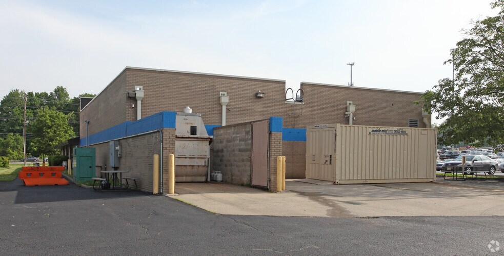 665 Ohio Pike, Cincinnati, OH à vendre - Photo du bâtiment - Image 3 de 13