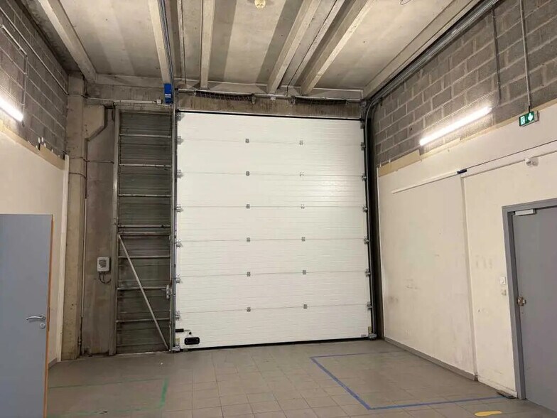 Local d'activités dans Saint-Quentin-Fallavier à vendre - Photo intérieure - Image 2 de 19