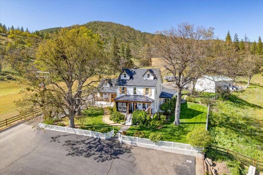 2437 W Moffett Creek Rd, Fort Jones, CA à vendre - Photo principale - Image 1 de 38