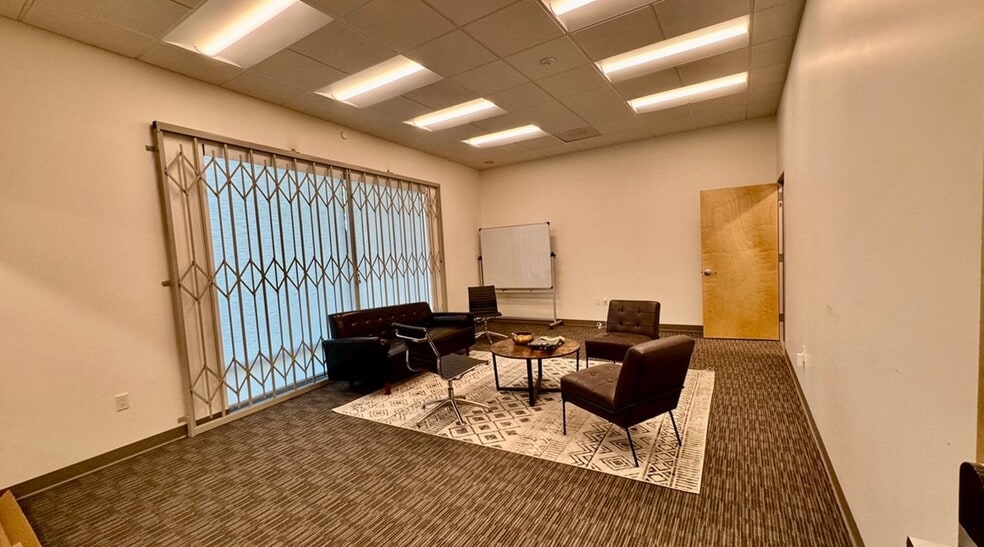 18320-18330 Oxnard St, Tarzana, CA for lease - Building Photo - Image 3 of 23