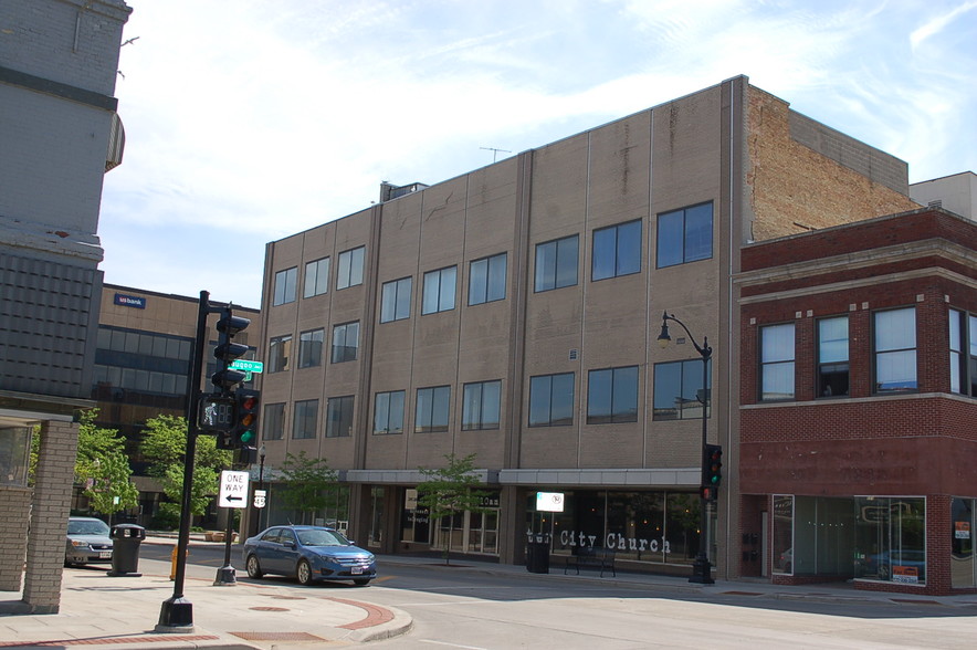 217 Main St, Oshkosh, WI for sale - Building Photo - Image 1 of 1