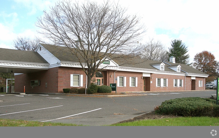 921 Meriden Waterbury Tpke, Plantsville, CT for lease - Building Photo - Image 2 of 10