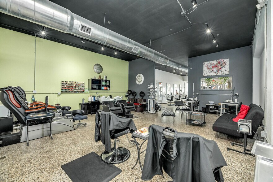 902 E New Haven Ave, Melbourne, FL à louer - Photo du bâtiment - Image 3 de 23