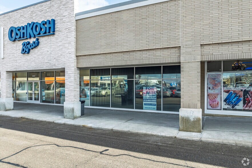 8301-8399 E 12 Mile Rd, Warren, MI à louer - Photo du bâtiment - Image 3 de 19