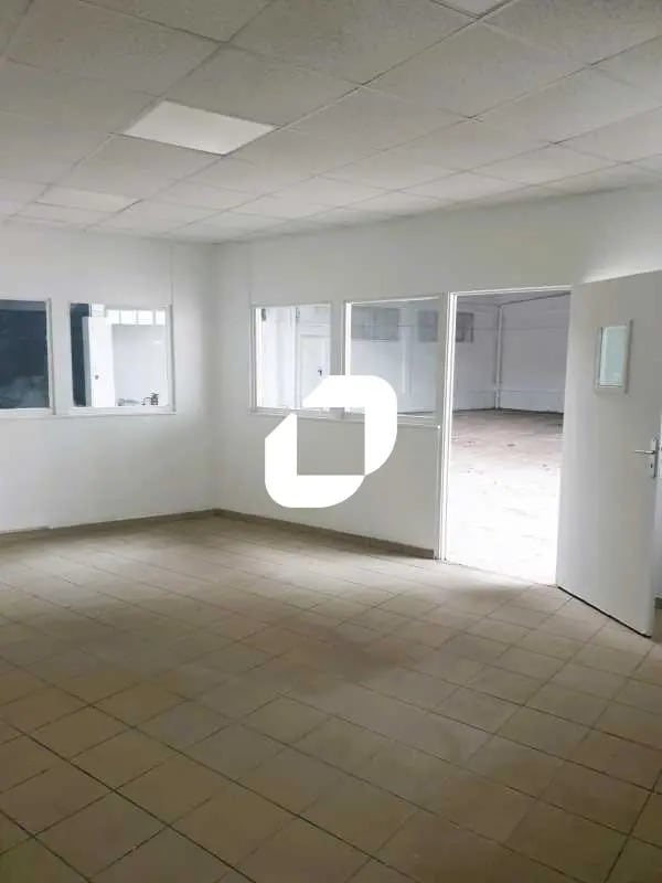 Flex in Villejuif for lease Building Photo- Image 1 of 9