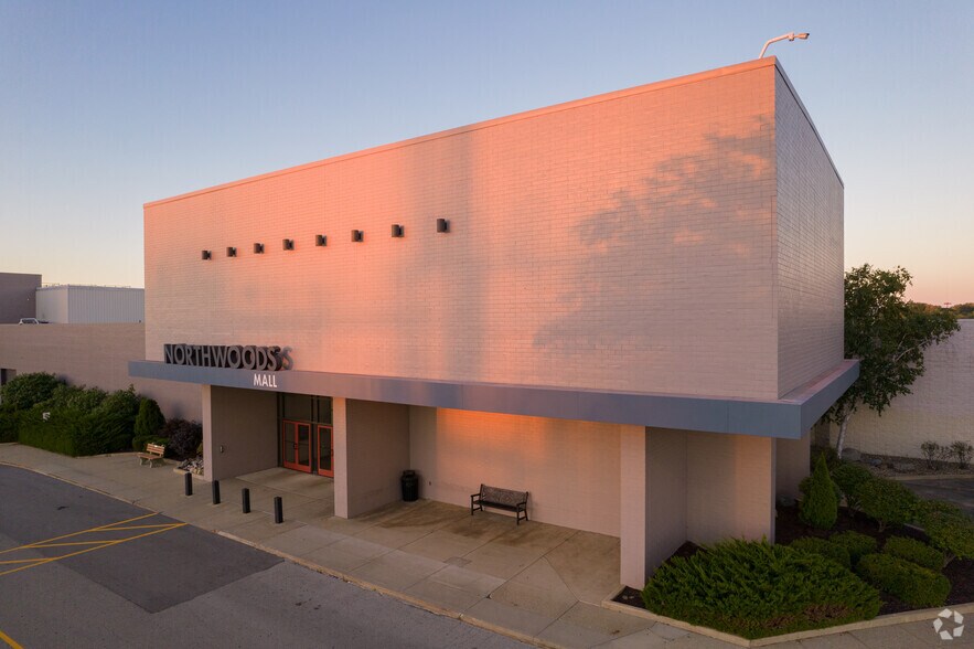 2200 W War Memorial Dr, Peoria, IL à louer - Photo du bâtiment - Image 2 de 8