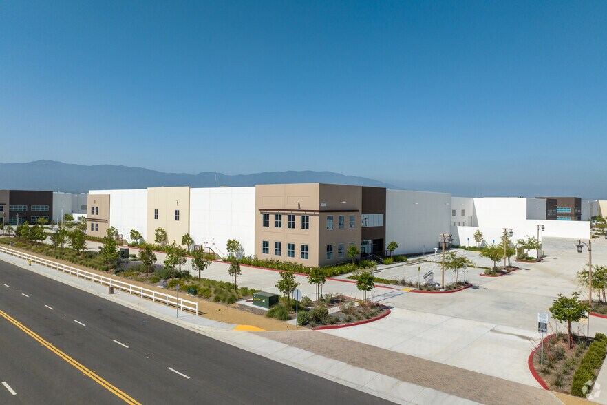 1800 Mountain Ave, Norco, CA à louer - Photo du bâtiment - Image 3 de 5