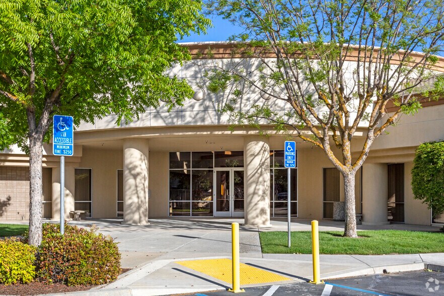 7576 N Ingram Ave, Fresno, CA à louer - Photo du bâtiment - Image 2 de 3