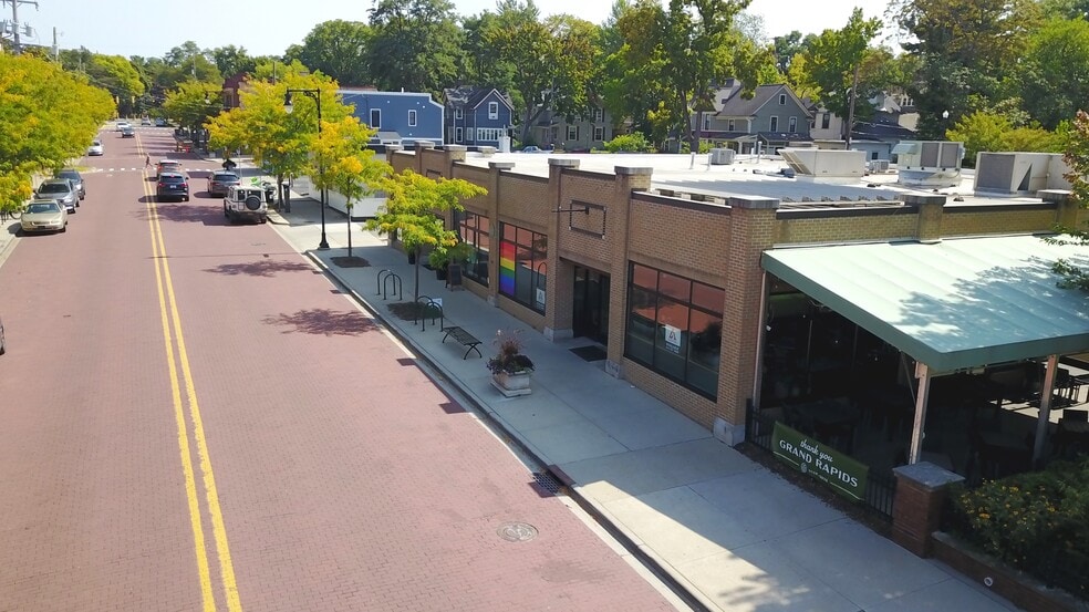 924 Cherry St SE, Grand Rapids, MI à louer - Photo du bâtiment - Image 3 de 10