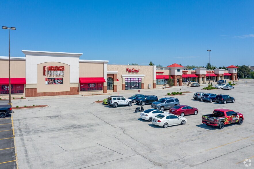 6516-6572 S Lovers Lane Rd, Franklin, WI à louer - Photo du bâtiment - Image 3 de 6