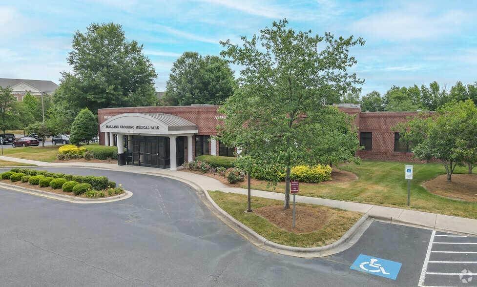 10320 Mallard Creek Rd, Charlotte, NC for lease - Building Photo - Image 1 of 17