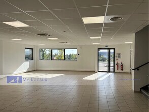 Industrial in Le Thillay for lease Lobby- Image 1 of 5