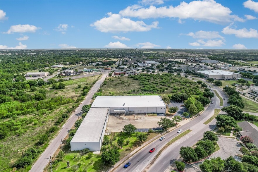 400 S Heatherwilde Blvd, Pflugerville, TX à louer - Photo du bâtiment - Image 3 de 12