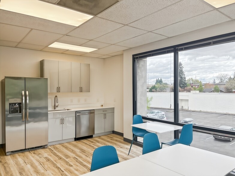 2600 SE 98th Ave, Portland, OR for lease - Building Photo - Image 2 of 6