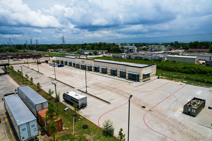 1130 Aldine Bender Rd, Houston, TX à louer - Photo du bâtiment - Image 3 de 4