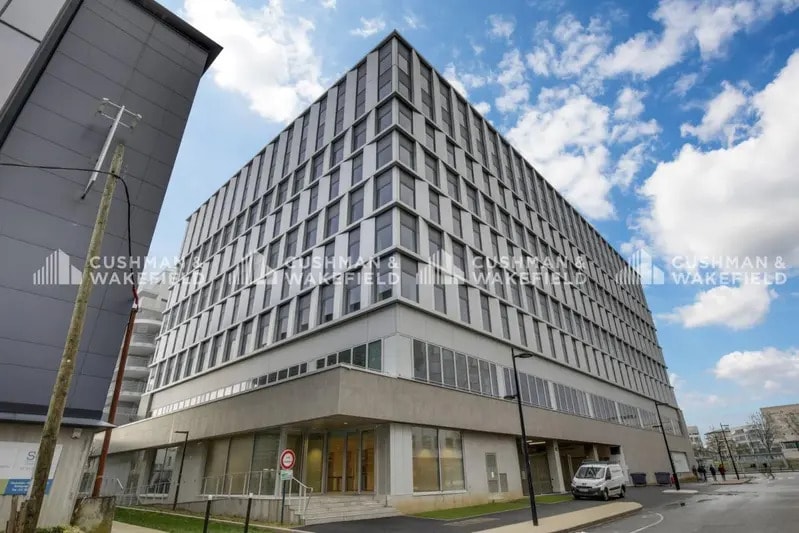 2 Rue George Stephenson, Montigny-le-Bretonneux à louer - Photo du bâtiment - Image 2 de 10