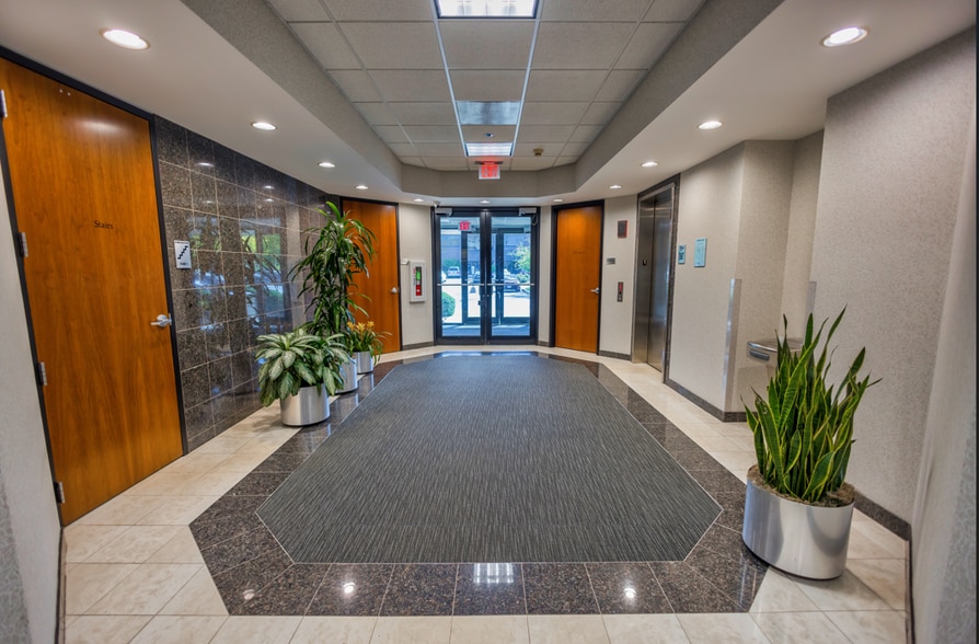 1770 Park St, Naperville, IL à louer - Hall d’entrée - Image 2 de 3