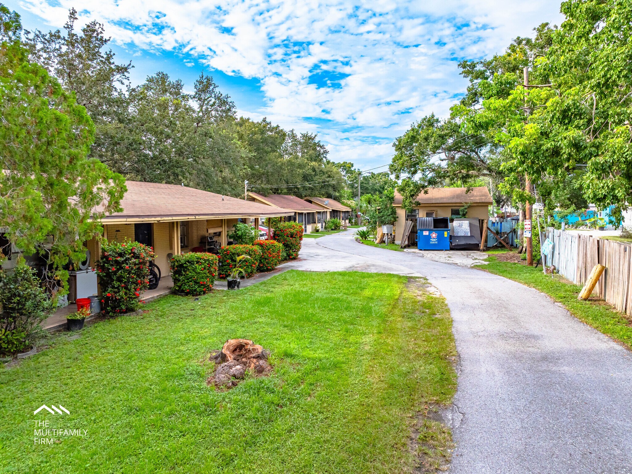 2595 50th Ave N, Saint Petersburg, FL à vendre Photo du bâtiment- Image 1 de 5