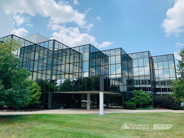 24400 Chagrin Blvd, Beachwood, OH à louer - Photo du bâtiment - Image 1 de 12