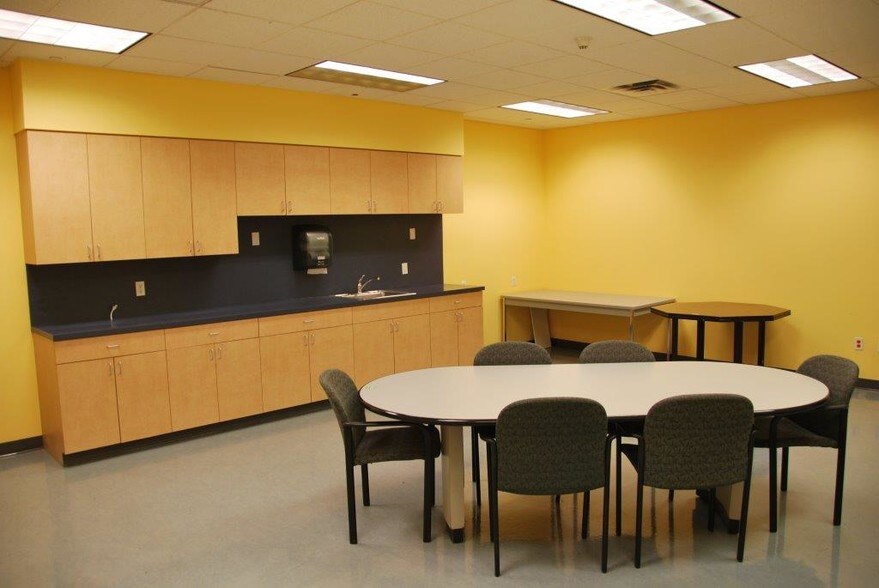 40 Christopher Way, Eatontown, NJ à louer - Photo intérieure - Image 3 de 10