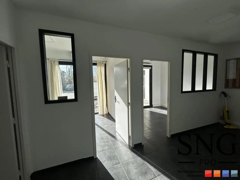 Office in Éguilles for lease - Interior Photo - Image 2 of 11