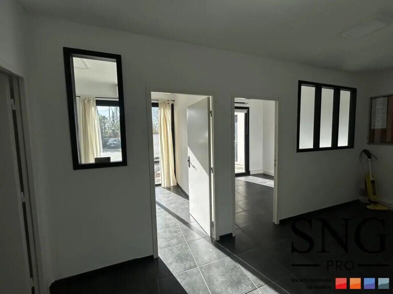 Office in Éguilles for lease - Interior Photo - Image 3 of 11