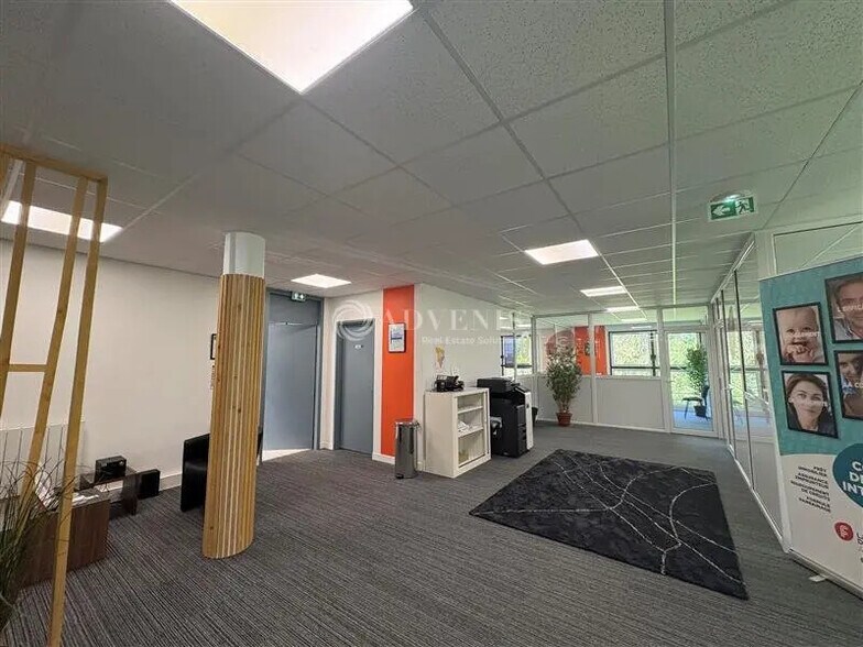 Office in Montigny-le-Bretonneux for lease - Interior Photo - Image 2 of 3