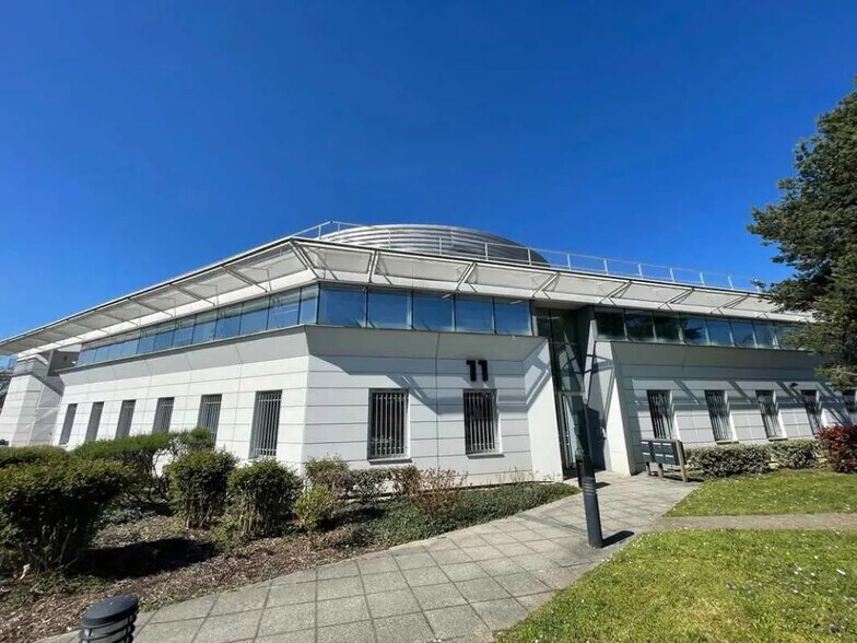 11 Rue Edison, Bron à louer - Photo du bâtiment - Image 1 de 10