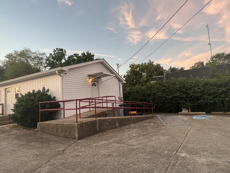 113 N Vine St, Ashland City, TN à louer - Photo du bâtiment - Image 2 de 2
