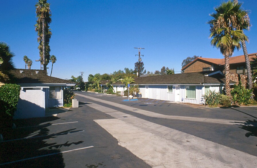 6244 El Cajon Blvd, San Diego, CA à louer - Photo du bâtiment - Image 3 de 10