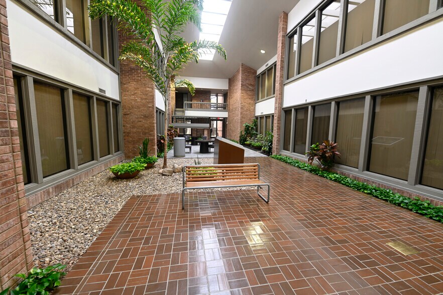 6800 Park Ten Blvd, San Antonio, TX à louer - Photo du bâtiment - Image 2 de 25