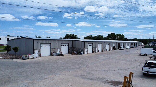 Plus de détails pour 5421 NW Beaver Dr, Johnston, IA - Industriel à louer
