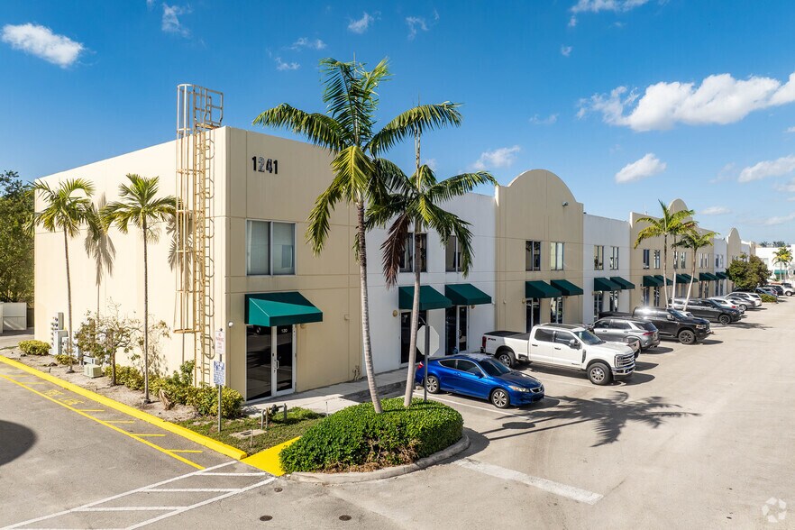 1211 Stirling Rd, Dania Beach, FL à louer - Photo du bâtiment - Image 3 de 9
