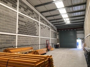 33 Bellingham Dr, Newcastle Upon Tyne for lease Interior Photo- Image 2 of 5