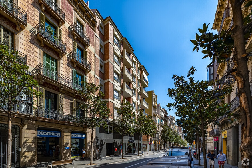Carrer Gran de Gràcia, 50, Barcelone, Barcelona à louer - Photo du bâtiment - Image 2 de 2