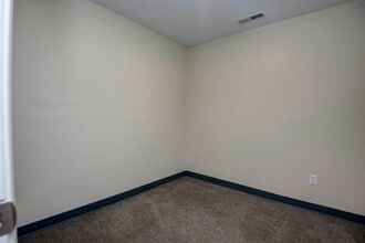 1420-1426 E Bradford Pky, Springfield, MO for lease Interior Photo- Image 1 of 4