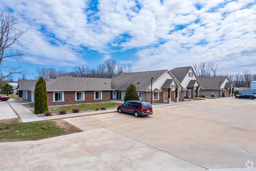 2784 Deerfield Ave E, Suamico, WI à louer - Photo du bâtiment - Image 3 de 29