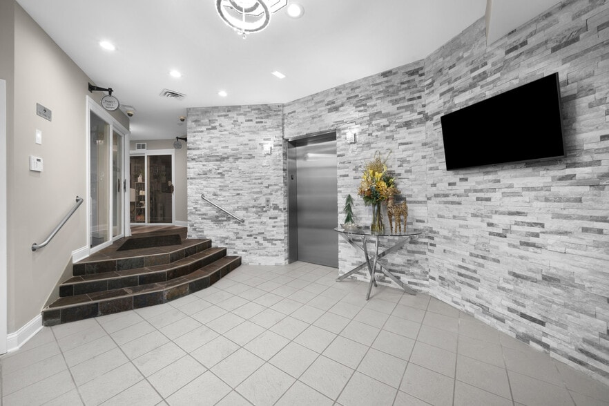 1670 Willow Rd, Northfield, IL for lease - Interior Photo - Image 1 of 11