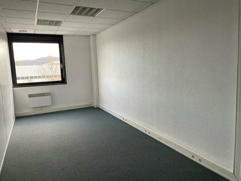 Bureau dans Saint-Quentin-Fallavier à louer - Photo intérieure - Image 3 de 31