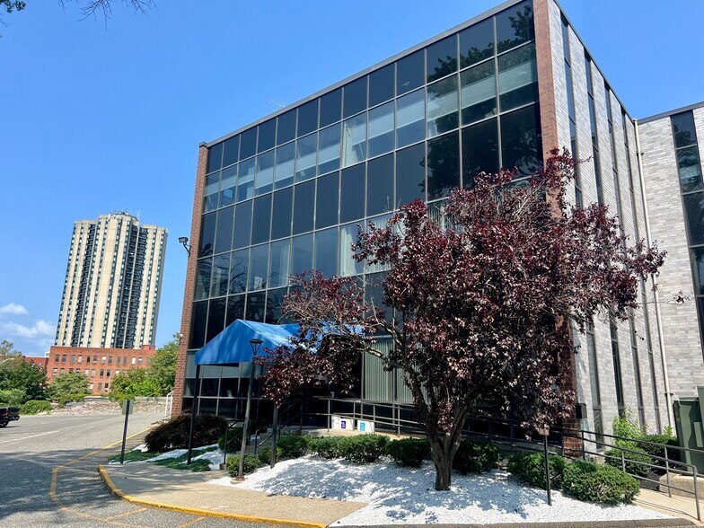 50 Maple St, Springfield, MA à louer - Photo du bâtiment - Image 3 de 26