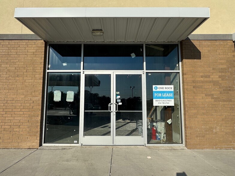 5815 S Cockrell Hill Rd, Dallas, TX for lease - Building Photo - Image 2 of 6