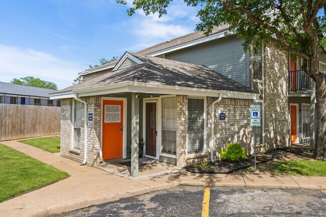 More details for 711 Grand Ct, Arlington, TX - Multifamily for Sale