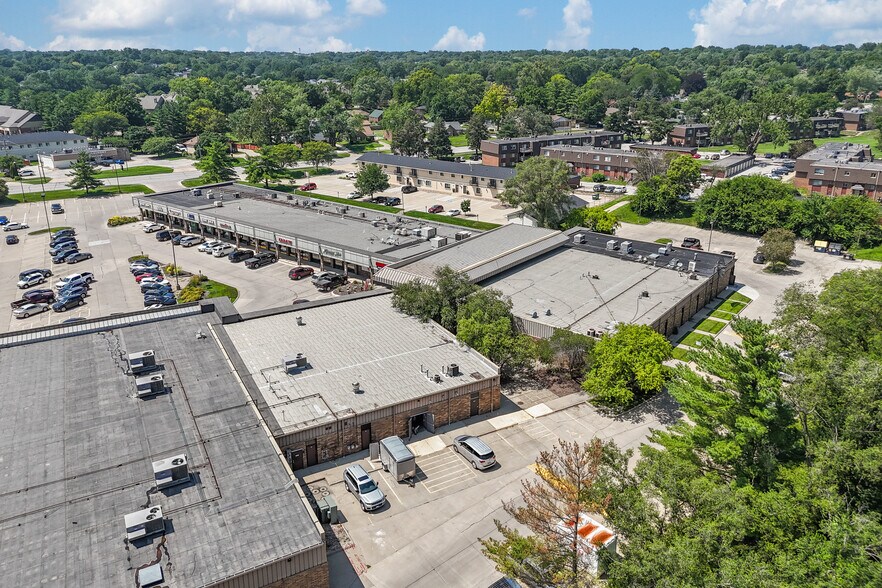 1960-1984 Grand Ave, West Des Moines, IA à louer - Photo du bâtiment - Image 3 de 4