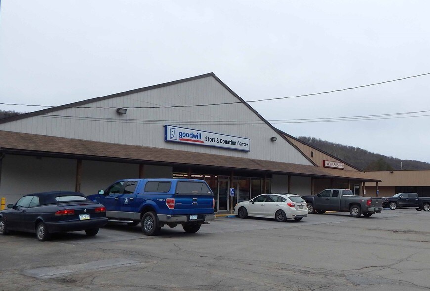 GOODWILL & CARQUEST portefeuille de 2 propriétés à vendre sur LoopNet.ca - Photo du bâtiment - Image 1 de 1