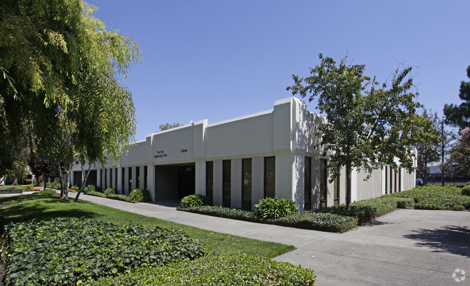 2255 Martin Ave, Santa Clara, CA for lease - Building Photo - Image 1 of 8