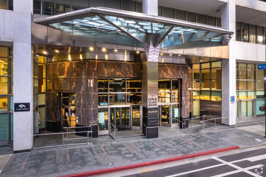 624 S Grand Ave, Los Angeles, CA à louer - Photo du bâtiment - Image 3 de 5