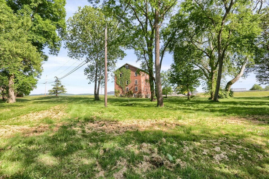 1209 Mill Rd, Selinsgrove, PA à vendre - Photo du bâtiment - Image 1 de 22