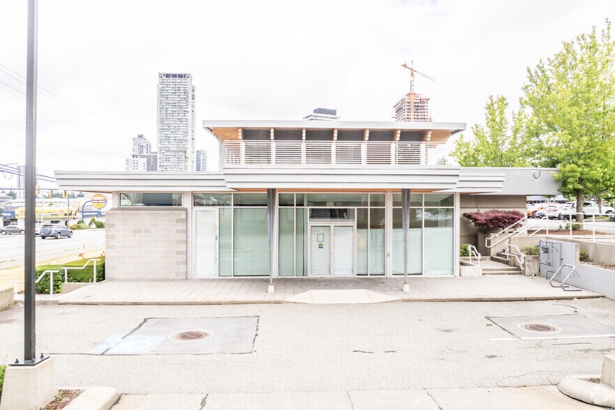 13747 104th Ave, Surrey, BC à vendre - Photo du bâtiment - Image 3 de 3